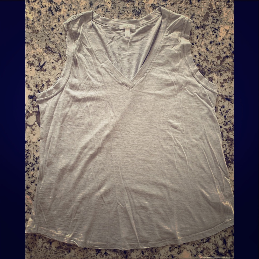 Abound Sleeveless V-neck tee L